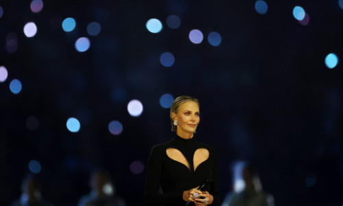 „Superbă”. Charlize Theron, apariție surpriză la ceremonia de deschidere a JO 2026. Actrița a transmis un puternic mesaj de pace
