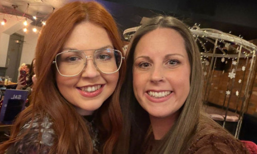 O ura din tot sufletul pe partenera fostului ei soț. Astăzi, îi e cea mai bună prietenă și vrea să-i fie domnișoară de onoare