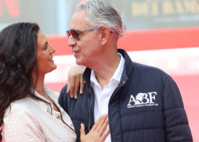 Andrea Bocelli, mesaj inedit pentru soția sa, care este mai tânără decât el cu 25 de ani. De ziua ei de naștere, Veronica Berti a strălucit într-o rochie cu inserții transparente