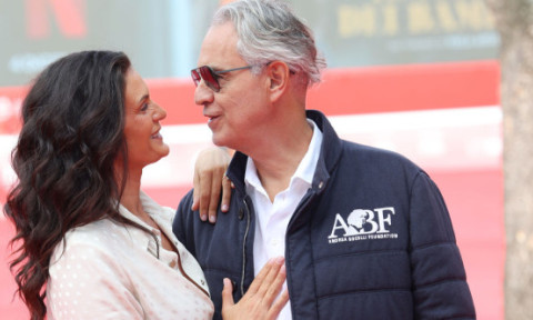 Andrea Bocelli, mesaj inedit pentru soția sa, care este mai tânără decât el cu 25 de ani. De ziua ei de naștere, Veronica Berti a strălucit într-o rochie cu inserții transparente