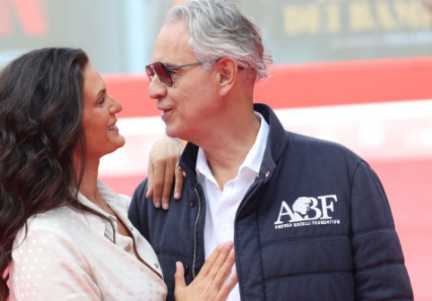 Andrea Bocelli, mesaj inedit pentru soția sa, care este mai tânără decât el cu 25 de ani. De ziua ei de naștere, Veronica Berti a strălucit într-o rochie cu inserții transparente