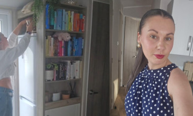 Unde locuiește această femeie după ce a renunțat la apartamentul ei scump. Face economie și muncește mai puțin