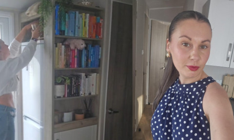 Unde locuiește această femeie după ce a renunțat la apartamentul ei scump. Face economie și muncește mai puțin