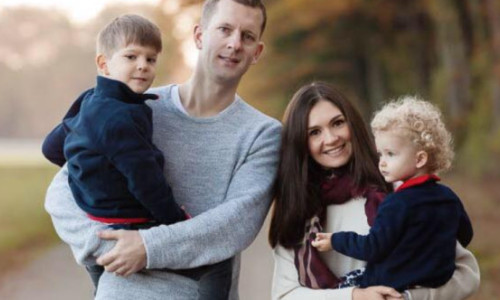 „Nu înțelegem ce s-a întâmplat”. Tragedie fără margini într-o familie, după ce o mamă și-a ucis copiii și s-a sinucis