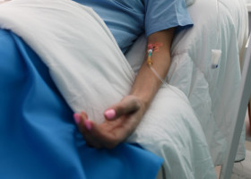 A crezut că e doar oboseală de la liceu, dar a fost la un pas de moarte. Povestea unei tinere care aproape și-a pierdut picioarele