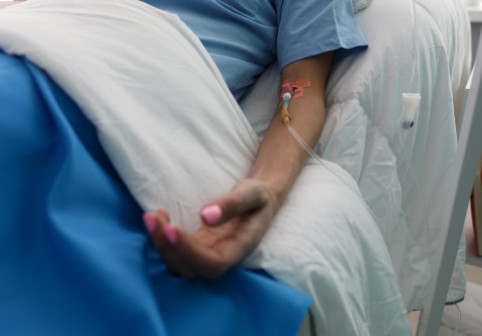 A crezut că e doar oboseală de la liceu, dar a fost la un pas de moarte. Povestea unei tinere care aproape și-a pierdut picioarele