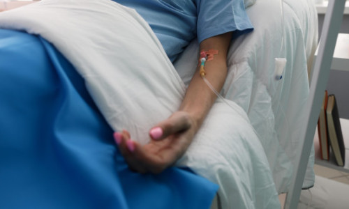 A crezut că e doar oboseală de la liceu, dar a fost la un pas de moarte. Povestea unei tinere care aproape și-a pierdut picioarele