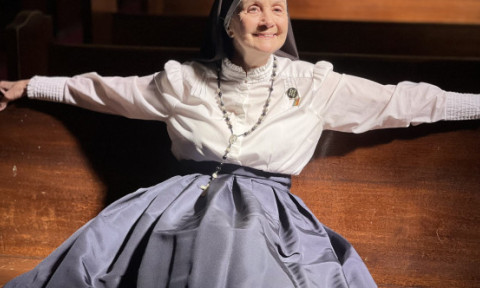 Sora Mary Blaze, influencerița de 77 de ani care face dansuri provocatoare în biserică: "Roagă-te și strălucește"