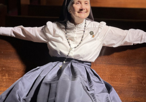 Sora Mary Blaze, influencerița de 77 de ani care face dansuri provocatoare în biserică: "Roagă-te și strălucește"