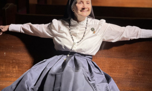 Sora Mary Blaze, influencerița de 77 de ani care face dansuri provocatoare în biserică: 