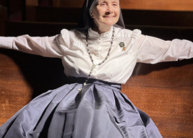 Sora Mary Blaze, influencerița de 77 de ani care face dansuri provocatoare în biserică: "Roagă-te și strălucește"