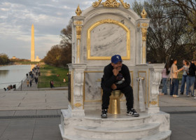 „Un tron demn de un rege”. Luxul controversat al lui Donald Trump, ironizat cu o toaletă aurie montată în public