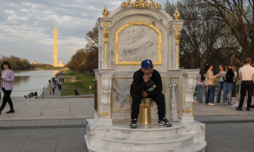 „Un tron demn de un rege”. Luxul controversat al lui Donald Trump, ironizat cu o toaletă aurie montată în public