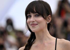 Cine este cântărețul care i-a cucerit inima frumoasei Dakota Johnson. Imagini rare cu cei doi îndrăgostiți în LA