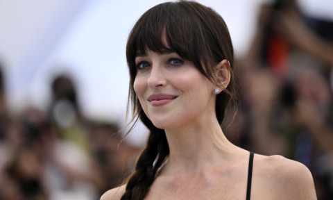Cine este cântărețul care i-a cucerit inima frumoasei Dakota Johnson. Imagini rare cu cei doi îndrăgostiți în LA