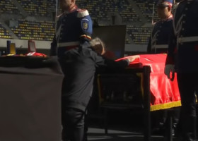 Pur și simplu a îngenuncheat în fața sicriului lui Mircea Lucescu: "A fost darul lui Dumnezeu pentru fotbal"