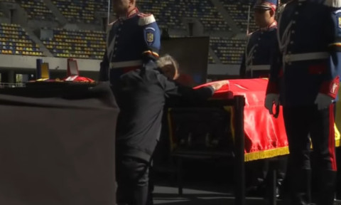 Pur și simplu a îngenuncheat în fața sicriului lui Mircea Lucescu: "A fost darul lui Dumnezeu pentru fotbal"