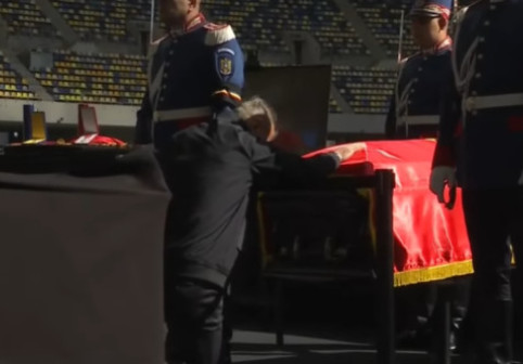 Pur și simplu a îngenuncheat în fața sicriului lui Mircea Lucescu: "A fost darul lui Dumnezeu pentru fotbal"