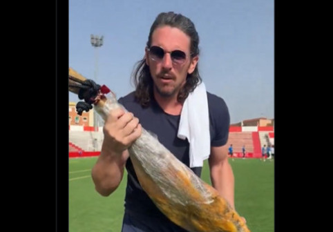 VIDEO „Mâncați carne de porc!” Scandal uriaș după ce un șef de club de fotbal a alergat jucători musulmani cu jambon