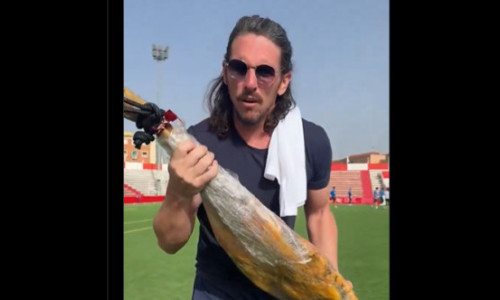 VIDEO „Mâncați carne de porc!” Scandal uriaș după ce un șef de club de fotbal a alergat jucători musulmani cu jambon