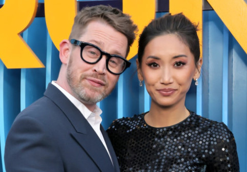 La fel de îndrăgostiți și după 10 ani împreună. Macaulay Culkin, fericit alături de logodnica sa la o premieră. Ea joacă într-un serial de succes