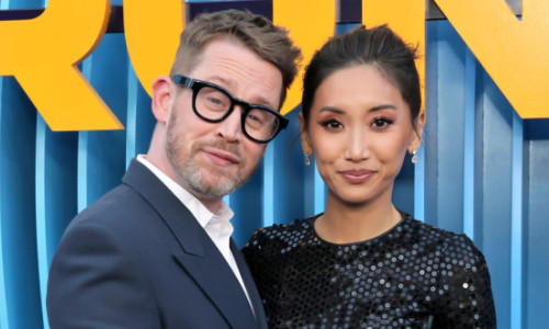 La fel de îndrăgostiți și după 10 ani împreună. Macaulay Culkin, fericit alături de logodnica sa la o premieră. Ea joacă într-un serial de succes