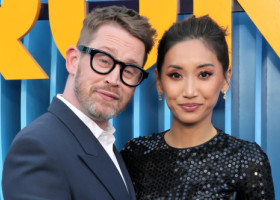 La fel de îndrăgostiți și după 10 ani împreună. Macaulay Culkin, fericit alături de logodnica sa la o premieră. Ea joacă într-un serial de succes