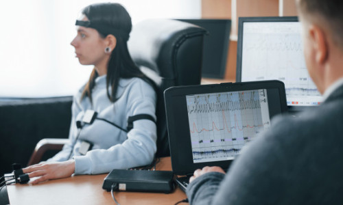 O tânără din București, supusă la detectorul de minciuni în timpul unui interviu de angajare. Ce întrebări i s-au pus