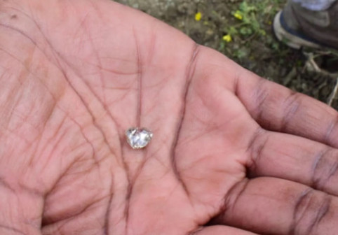 A pierdut tot ce avea mai drag, dar a găsit un diamant de 3 carate într-un parc: „M-am rugat pentru un semn”