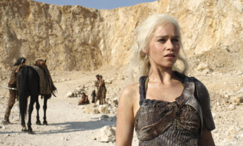 „Aș fi condus mașini scumpe!” Emilia Clarke rupe tăcerea după ce s-a zvonit că a luat 300.000 de dolari per episod în „Game of Thrones”