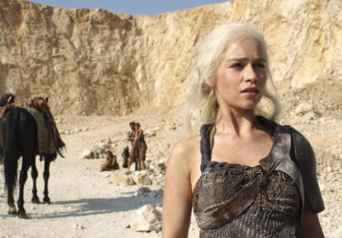 „Aș fi condus mașini scumpe!” Emilia Clarke rupe tăcerea după ce s-a zvonit că a luat 300.000 de dolari per episod în „Game of Thrones”