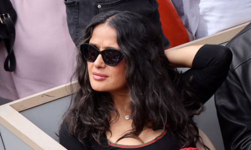 Salma Hayek a făcut furori în tribune la Roland Garros. Alături de actrița din „Desperado” s-a aflat și soțul ei miliardar