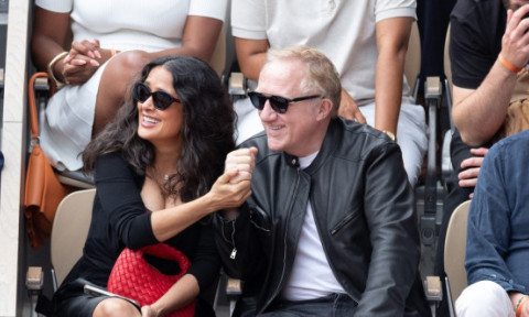 Salma Hayek a făcut furori în tribune la Roland Garros. Alături de actrița din „Desperado” s-a aflat și soțul ei miliardar