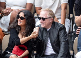 Salma Hayek a făcut furori în tribune la Roland Garros. Alături de actrița din „Desperado” s-a aflat și soțul ei miliardar