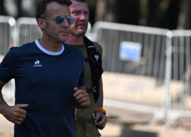 FOTO Emmanuel Macron, jogging pe străzile din Ankara, înainte de summitul NATO. Președintele Franței și-a început ziua în echipament sport