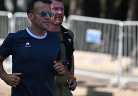 FOTO Emmanuel Macron, jogging pe străzile din Ankara, înainte de summitul NATO. Președintele Franței și-a început ziua în echipament sport