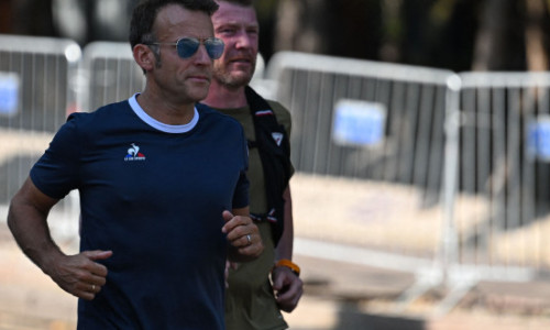 FOTO Emmanuel Macron, jogging pe străzile din Ankara, înainte de summitul NATO. Președintele Franței și-a început ziua în echipament sport