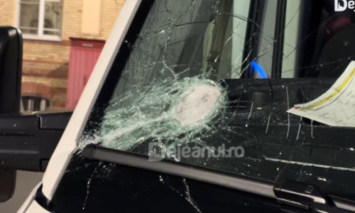Ambulanță atacată cu topoare și bâte după un zvon viral de pe TikTok. Șoferul a ajuns pe masa de operație