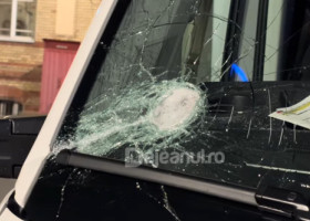 Ambulanță atacată cu topoare și bâte după un zvon viral de pe TikTok. Șoferul a ajuns pe masa de operație