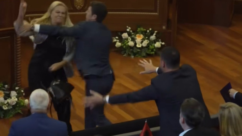 kosovo, premier atacat cu oua (2)