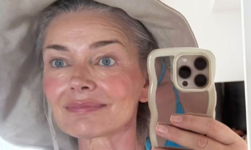 Modelul care nu-și ascunde nici vârsta, nici silueta. Paulina Porizkova, superbă în costum de baie la 61 de ani