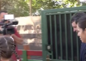 Nicuşor Dan şi Mirabela Grădinaru, împreună cu fiica lor în prima zi de şcoală. Cum au fost surprinşi cei trei