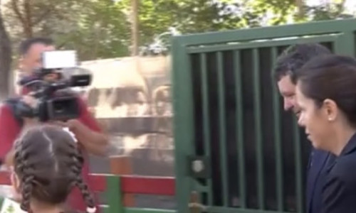 Nicuşor Dan şi Mirabela Grădinaru, împreună cu fiica lor în prima zi de şcoală. Cum au fost surprinşi cei trei