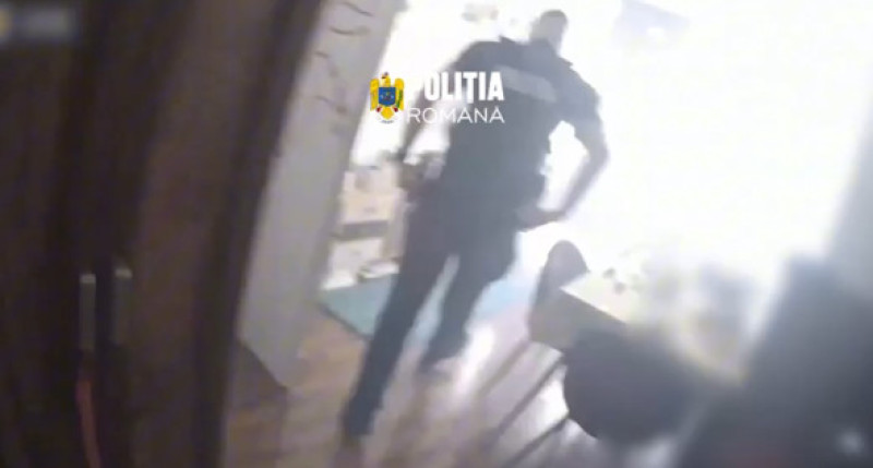 O fată de 16 ani a dat foc unui covor și s-a închis în casă după ce s-a certat cu mama ei. Polițiștii au intervenit urgent pentru a o salva (1)