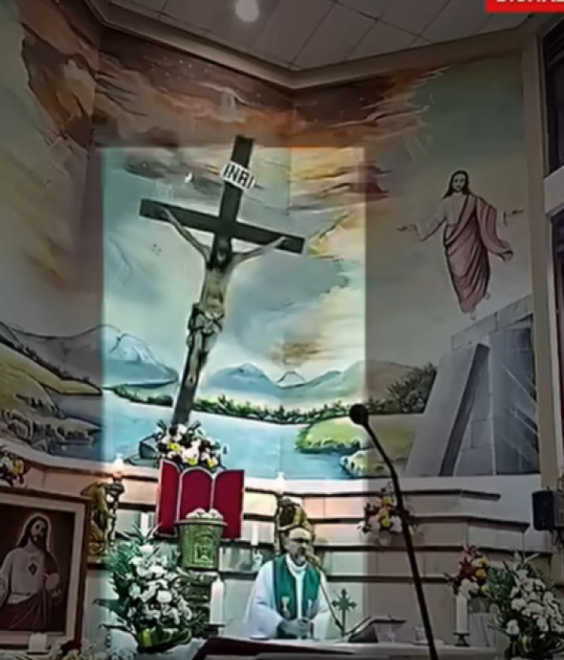 preot mort dupa ce o cruce a cazut peste el (3)