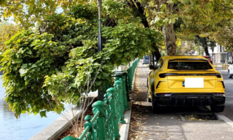 Un Lamborghini de 300.000 de euro, parcat pe trotuar în București, a stârnit revoltă pe internet: “De unde să mai aibă bani de parcare?”