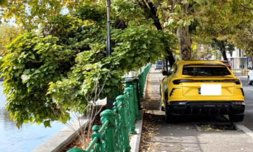 Un Lamborghini de 300.000 de euro, parcat pe trotuar în București, a stârnit revoltă pe internet: “De unde să mai aibă bani de parcare?”