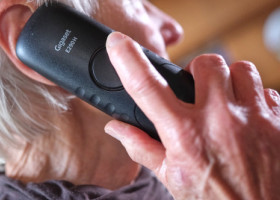 O pensionară din Blaj a pierdut peste 250.000 de lei după ce a fost păcălită cu imagini AI. Cum funcționa înșelătoria