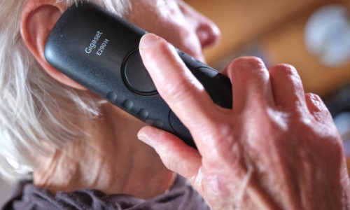 O pensionară din Blaj a pierdut peste 250.000 de lei după ce a fost păcălită cu imagini AI. Cum funcționa înșelătoria