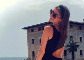 Iubita tinerică a fostului Balon de Aur e model și pozează în costum de baie. E cu 38 de ani mai mică decât el